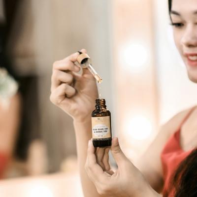 Care este ordinea corectă de a aplica produsele pentru îngrijirea tenului