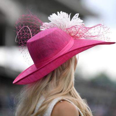 CHIC ȘI PROTEJATĂ DE SOARE CU 20 DE PĂLĂRII ȘI ȘEPCI