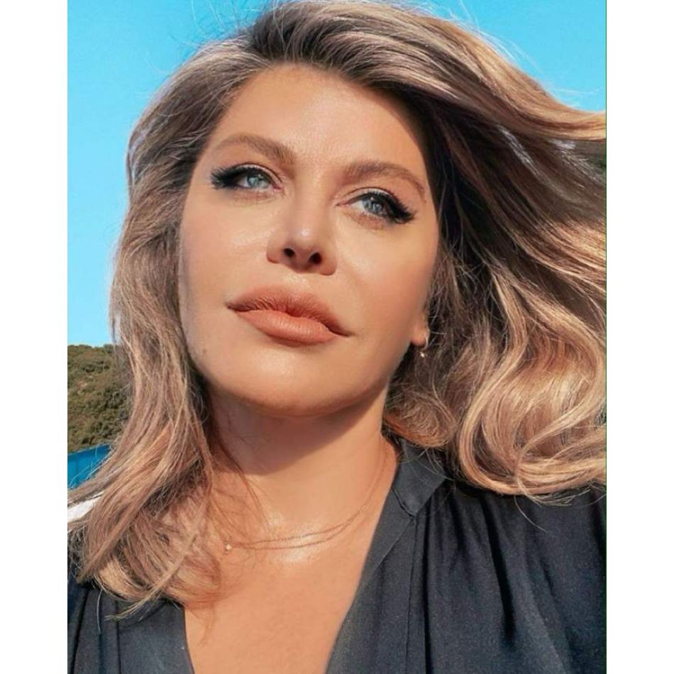 Loredana Groza, sexy și neliniștită în fața oglinzii. Vedeta a pozat fără lenjerie intimă, iar reacțiile nu au întârziat să vină