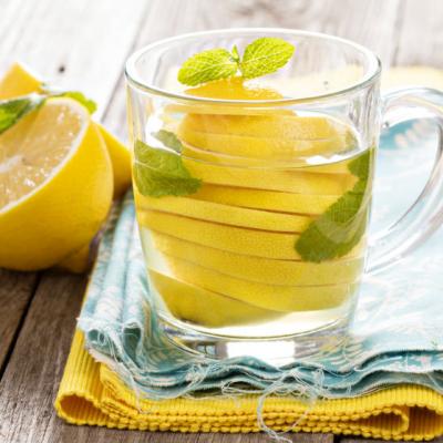 De ce ar trebui sa bei apa cu lamaie. 11 beneficii de care nu stiai 