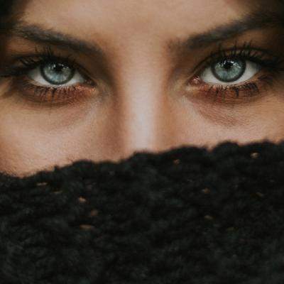 Căciulile din lână tip cagulă sunt noua modă în acest sezon