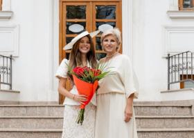 A venit îmbrăcată în alb, ca mireasa! Gestul neașteptat făcut de mama Valeriei Lungu la cununia civilă a fiicei sale