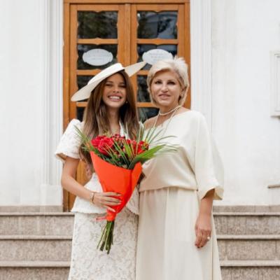 A venit îmbrăcată în alb, ca mireasa! Gestul neașteptat făcut de mama Valeriei Lungu la cununia civilă a fiicei sale