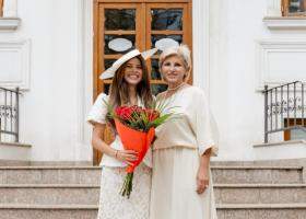 A venit îmbrăcată în alb, ca mireasa! Gestul neașteptat făcut de mama Valeriei Lungu la cununia civilă a fiicei sale