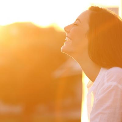 8 moduri in care sa te trezesti mai fericita dimineata