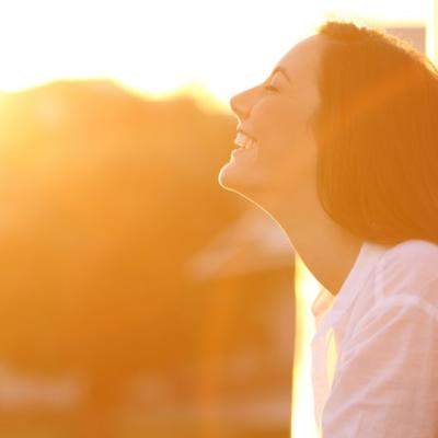 8 moduri in care sa te trezesti mai fericita dimineata