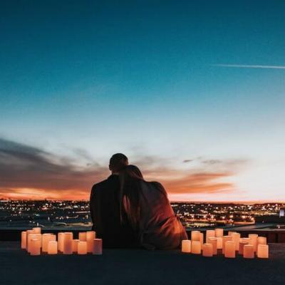 Moduri de a transforma o seară petrecută acasă într-o întâlnire romantică în doi