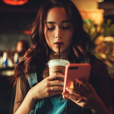 Dragă Alma, vorbesc prin mesaje zi de zi cu un coleg de la muncă și simt că îmi mint iubitul