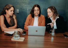 Cum faci față unui job care te demotivează? Trucuri și strategii
