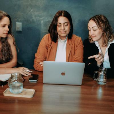 Cum faci față unui job care te demotivează? Trucuri și strategii