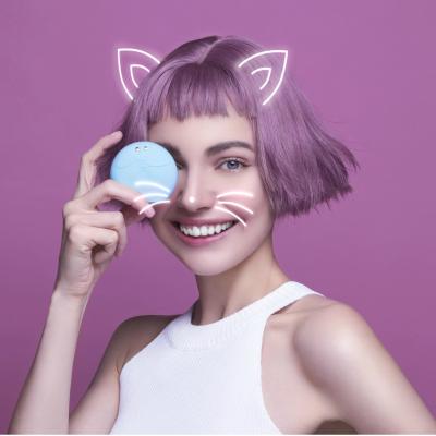 Descoperă FOREO LUNA play smart - prima perie facială de curățare inteligentă din lume 