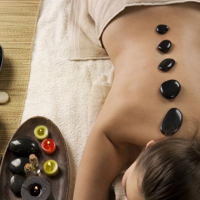 Masajul cu pietre calde elimină stările de epuizare fizică și mentală