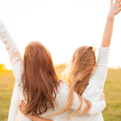 Cum sa pastrezi conexiunea atunci cand tu si prietena ta va aflati in faze diferite ale vietii