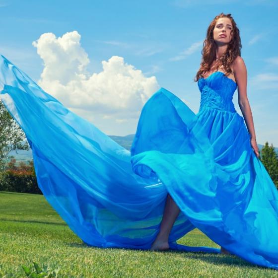 Din culorile primaverii 2017: haine in nuante de bleu si albastru puternic