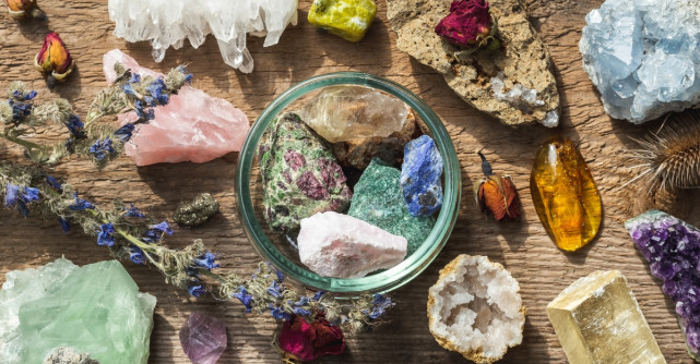 Cristalele visului divin: 10 pietre sacre pentru somn liniștit și vindecător