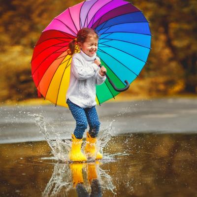 Ploaia ca o joacă: 7 umbrele pentru copiii năzdrăvani