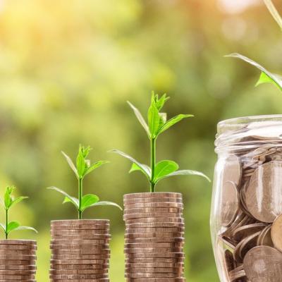 Educatia financiara este tot o practica de self care: 5 lucruri la care sa fii atenta cand ai intre 20 si 30 de ani