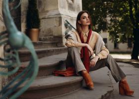5 moduri de a purta o eșarfă tip poncho („păturică” șic) în sezonul primăvară–toamnă: outfituri moderne și extravagante
