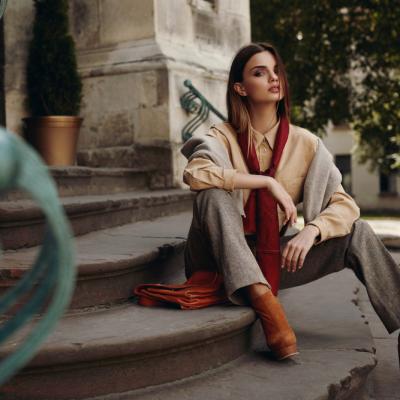 5 moduri de a purta o eșarfă tip poncho („păturică” șic) în sezonul primăvară–toamnă: outfituri moderne și foarte stilate