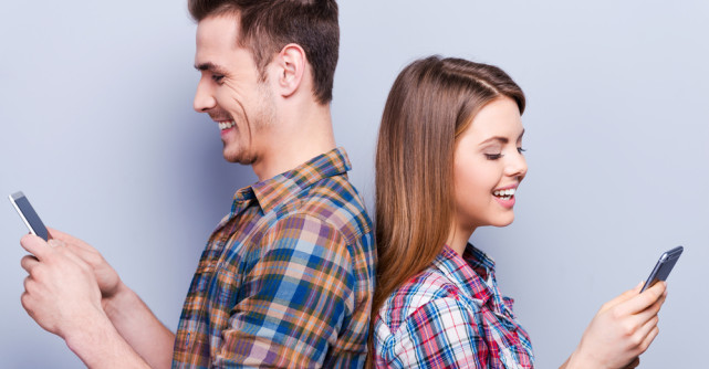 Phubbing-ul, ultima tendință în cuplu și cum să o depistezi