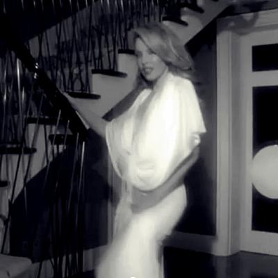 Kylie Minogue ne trateaza cu fundul