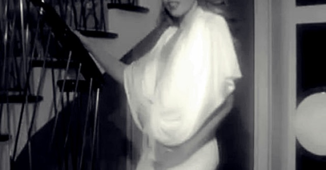 Kylie Minogue ne trateaza cu fundul