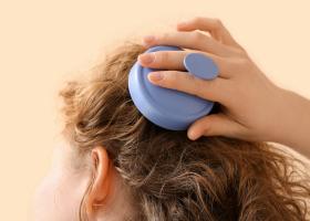 Scrub natural pentru scalp – cum să-ți cureți și hrănești părul acasă