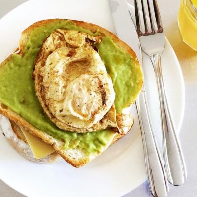 Crema de avocado cu pesto pentru micul dejun si 7 combinatii delicioase pentru fiecare zi a saptamanii