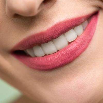 Apa sub presiune și firul de mătase - rivalii invizibili ai sănătății dentare