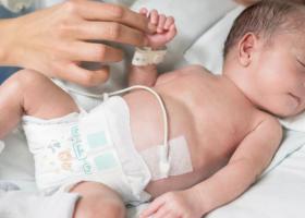 Pampers continuă să fie alături de micii luptători prin donația de scutece Pampers special concepute pentru prematuri