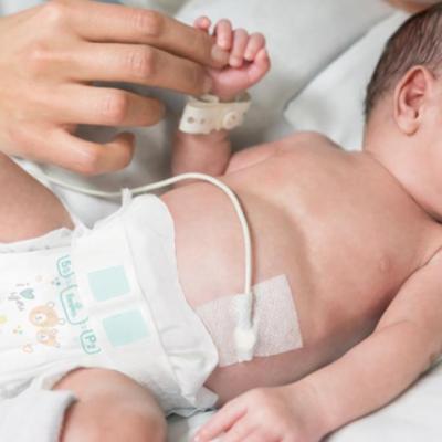Pampers continuă să fie alături de micii luptători prin donația de scutece Pampers special concepute pentru prematuri 