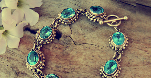 Bijuterii-statement in culoarea anului - greenery