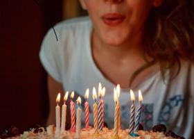 Una dintre cele mai frumoase vedete din România a împlinit 43 de ani. Uite cât de bine arată femeia fatală a României