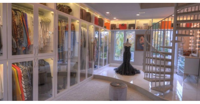 Dressingul acestei femei este mai mare decat un magazin. Iata cum arata!