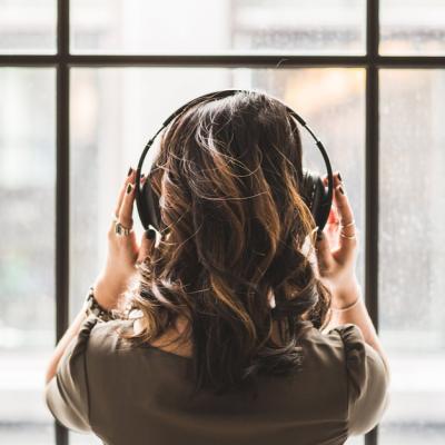 Muzica este omniprezentă în viața românilor: 9 din 10 români obișnuiesc să asculte muzică cunoscută zilnic