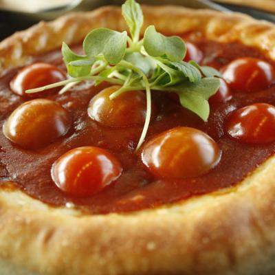 Tarta galette cu pesto si rosii, perfecta pentru o petrecere de vara