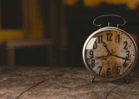 Cum ne afectează ora de iarnă? 8 din 10 români se confruntă cu schimbări ale stării de spirit