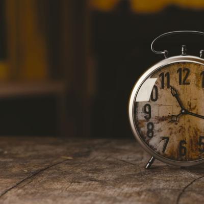 Cum ne afectează ora de iarnă? 8 din 10 români se confruntă cu schimbări ale stării de spirit