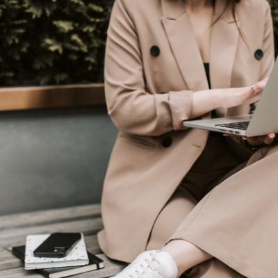 Ținuta elegantă: 9 piese vestimentare și accesorii esențiale