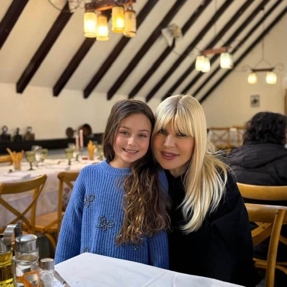 Elena Udrea provoacă controverse. Fotografia cu fiica ei și un șarpe exotic face valuri pe internet