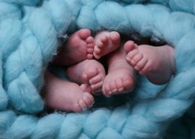 Experimentul tripleților despărțiți: Frați identici separați la naștere s-au regăsit din întâmplare la o petrecere de cămin