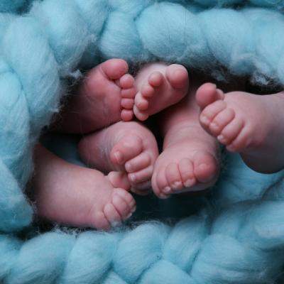 Experimentul tripleților despărțiți: Frați identici separați la naștere s-au regăsit din întâmplare la o petrecere de cămin