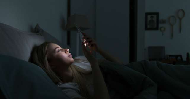 3 motive pentru care nu poti renunta la telefon inainte de culcare si cum sa le elimini