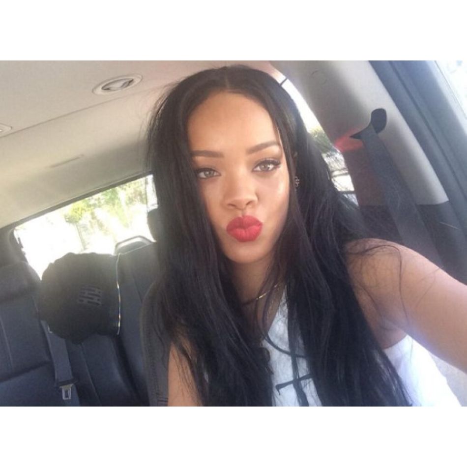 Rihanna, îmbrățișând maternitatea printr-o serie de fotografii incendiare. Imaginile au făcut furori!