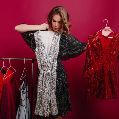 Eleganță versatilă: haine de zi, adaptate în ținute de seară. Cum poți face această tranziție 