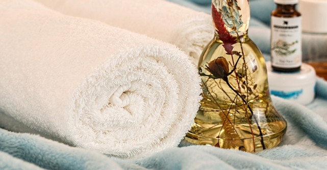 Curățarea tenului cu ulei: cele mai bune amestecuri pentru fiecare tip de ten și cum să le folosești corect