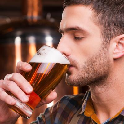 Câte calorii are berea blondă, brună, nefiltrată, fără alcool sau fructată? Berea îngrașă?