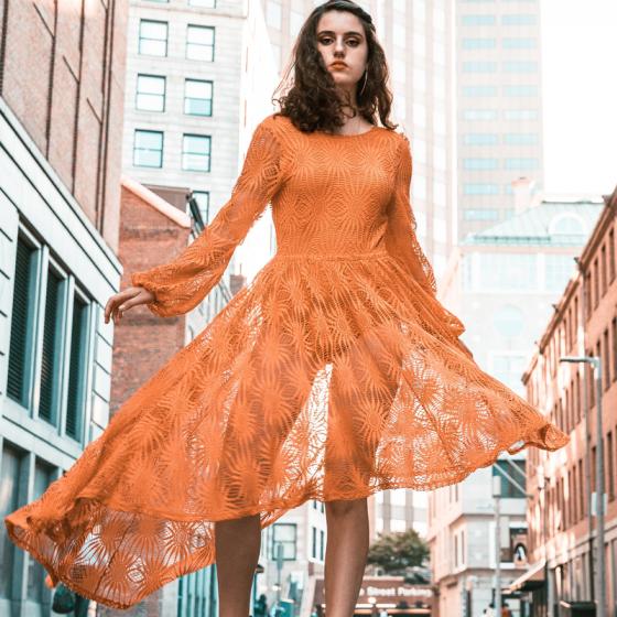 Șorturile pe sub haine transparente arată atât de chic!