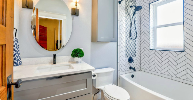 Cum creezi impresia de spaţiu generos într-o baie mică