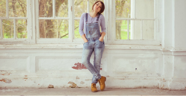 Salopeta din denim pentru tinute de toamna cu stil